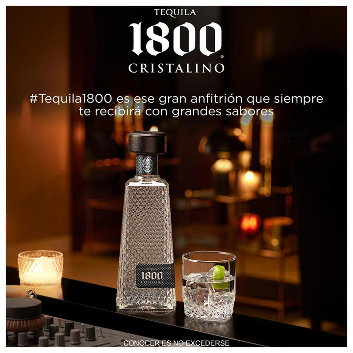Imagen publicitaria donde se aprecia una botella de tequila Cristalino 1800 junto a un vaso que contiene la misma bebida. 